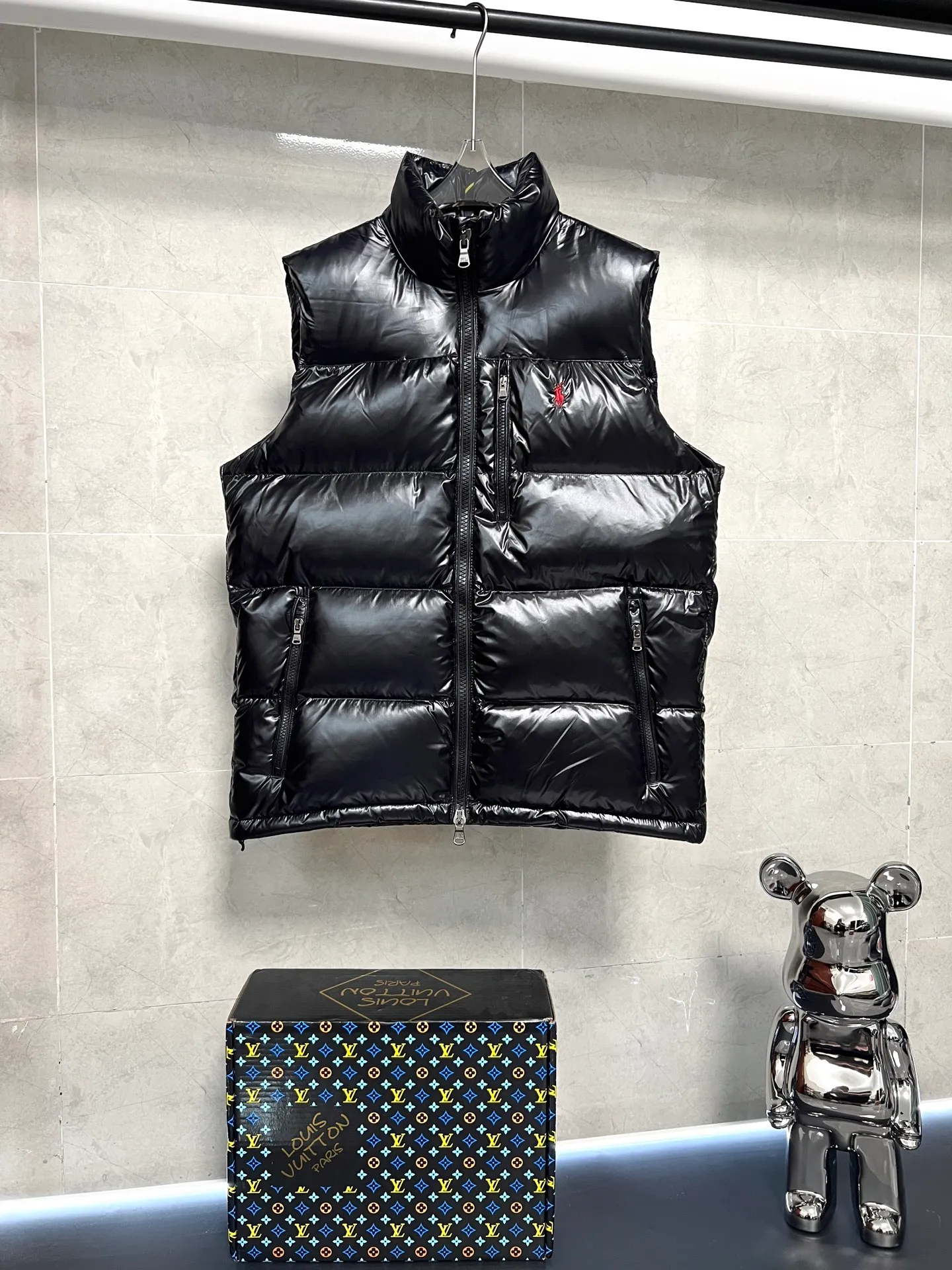 P640 Polo Ralph Lauren 2025 pony embroidered glossy half-high collar down vest. Neat tailoring creates a smart posture, returning to the hustle and bustle of the city. Filled with white duck down, warm and comfortable without being bulky, without losing personality and looking low-key. Original customized fabric with a certain sense of color. Color: glossy black, matte black. Size: S M L XL XXL
